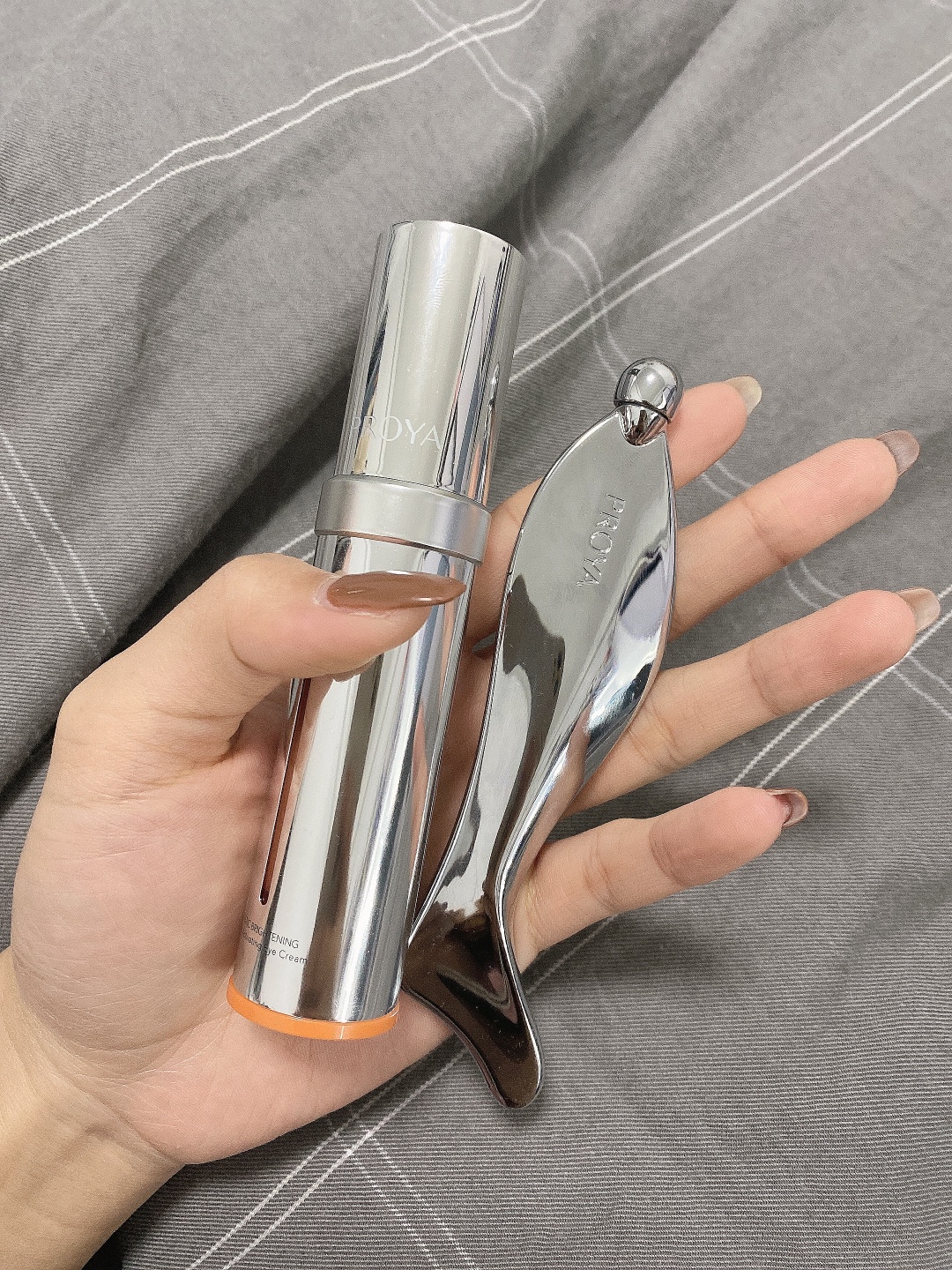 眼霜—Kerrykerry宝贝收到了 ，刚用肌肤嘟噜嘟噜的喝水  ，用完之后脸明显变白了 ，很喜欢
